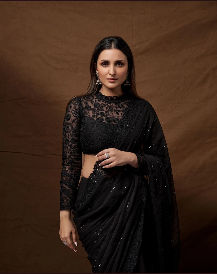 https://wbseries.com/parineeti-chopra-shared-photos-of-her-new-look-on-twitter-in-a-black-saree-parineeti-chopra-new-look/